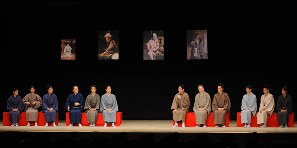 右側:左より、中村橋之助、坂東彌十郎、中村獅童、坂東新悟、中村児太郎、中村鶴松左側:左より、中村宜生、中村宗生、中村国生、片岡亀蔵、中村七之助、中村勘九郎 「平成中村座 試演会」3年ぶりの賑わい
