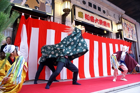 大阪松竹座 華やかに初日迎える