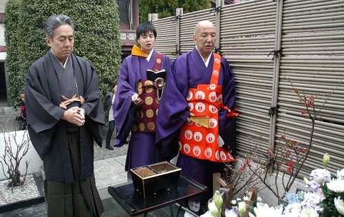 勘三郎　父十七代目の墓前で誓い