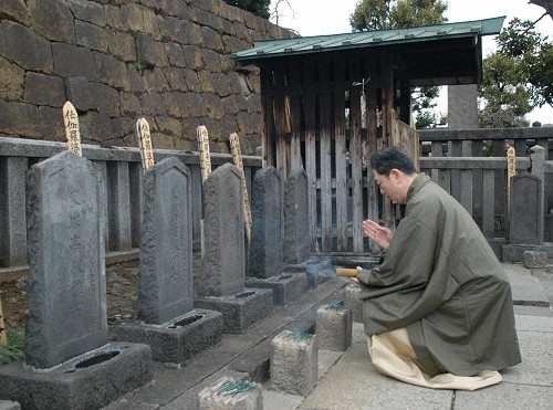 彌十郎『四谷怪談忠臣蔵』泉岳寺で成功祈願