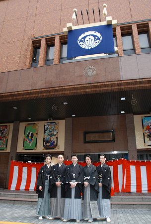 五月花形歌舞伎 新橋演舞場に櫓がお目見え