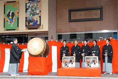 五月花形歌舞伎 新橋演舞場に櫓がお目見え