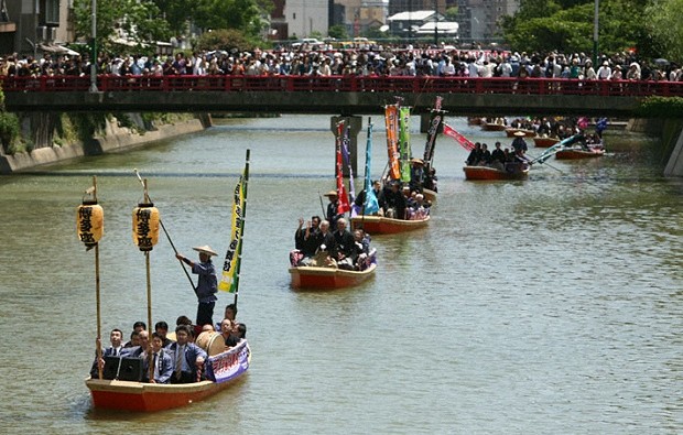 博多の初夏の風物詩 博多座船乗り込み