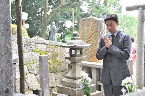 染五郎 坂本龍馬の墓で決意新たに「関西・歌舞伎を愛する会 結成三十周年記念 七月大歌舞伎」