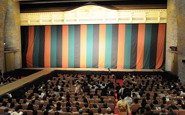 染五郎、松緑、海老蔵が口上披露！～七世松本幸四郎襲名百年 日生劇場「十二月歌舞伎公演」