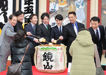 新春浅草歌舞伎で恒例の「鏡開き」