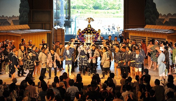 平成中村座の舞台に三社祭の神輿が登場！