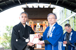 團十郎が『助六由縁江戸桜』上演で豊洲の魚河岸会へ