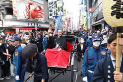 「大阪松竹座　御名残道頓堀お練り」の賑わい