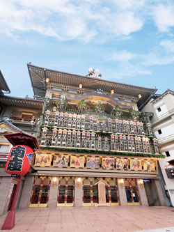 まねき看板が並ぶ南座が、京都の街を鮮やかに彩ります 令和初の南座「吉例顔見興行」でまねき上げ