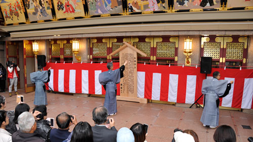 まねき看板に清めの塩をまき、公演の成功と無事を祈ります 令和初の南座「吉例顔見興行」でまねき上げ