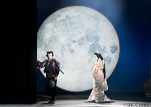 『雪蛍恋乃滝』左より、市川海老蔵、中村児太郎 新橋演舞場「初春大歌舞伎」初日の賑わい