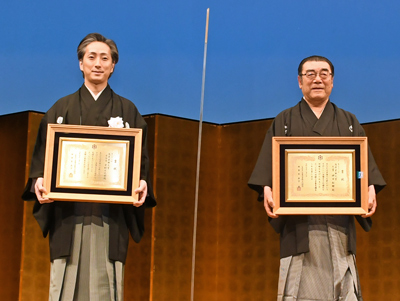 「第38回浅草芸能大賞」左より、中村七之助(奨励賞)、神田松鯉(大賞) 七之助が浅草芸能大賞奨励賞受賞
