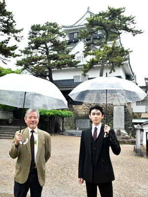 岡崎城の天守前で。左より、齋藤雅文、市川染五郎 染五郎、『信康』ゆかりの地へ