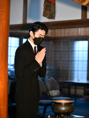 清瀧寺の本堂で 染五郎、『信康』ゆかりの地へ