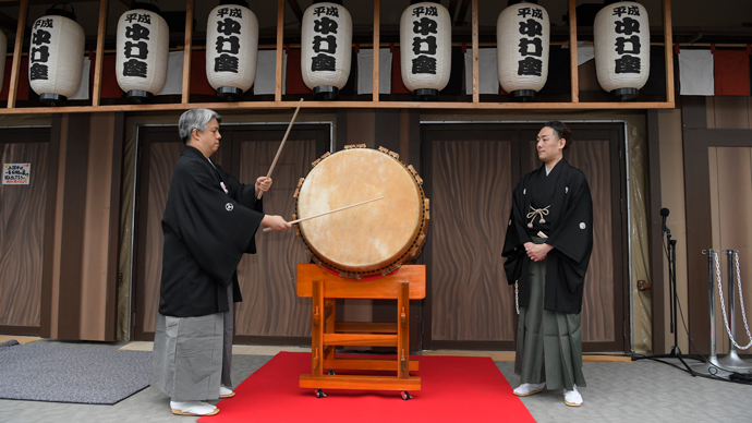 平成中村座、初日開幕を告げる一番太鼓