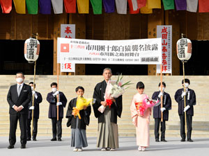 海老蔵と勸玄が成田山で「襲名奉告参拝」