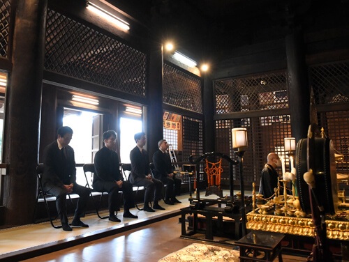 本堂で行われた成功祈願の様子 歌舞伎座「壽 初春大歌舞伎」『京鹿子娘道成寺』壱太郎、尾上右近が公演成功祈願で道成寺へ