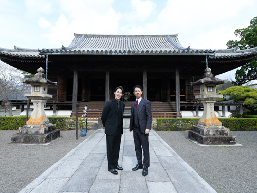 道成寺本堂の前で 歌舞伎座「壽 初春大歌舞伎」『京鹿子娘道成寺』壱太郎、尾上右近が公演成功祈願で道成寺へ