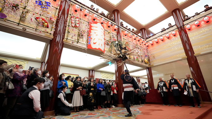 歌舞伎座で「木遣り始め」 歌舞伎座で「木遣り始め」