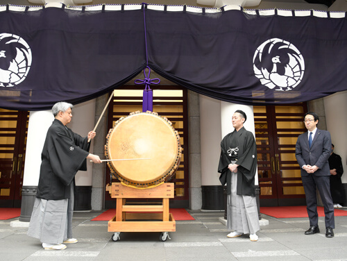 「一番太鼓の儀」左より、田中傳左衛門、中村勘九郎、千田学歌舞伎座支配人 歌舞伎座「猿若祭二月大歌舞伎」初日開幕