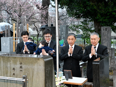 四世中村雀右衛門の墓前で。左より、大谷廣松、大谷廣太郎、中村雀右衛門、大谷友右衛門 「三月大歌舞伎」友右衛門、雀右衛門、廣太郎、廣松が四世中村雀右衛門十三回忌法要