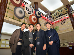左より、中村虎之介、中村種之助、中村萬太郎、中村福之助(1階大間「和傘展示」) 出演者が紹介、歌舞伎座「十一月歌舞伎座特別公演」特別企画