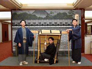 左より、尾上左近、中村歌昇、坂東亀蔵(2階ロビー『三人吉三巴白浪』フォトスポット) 出演者が紹介、歌舞伎座「十一月歌舞伎座特別公演」特別企画