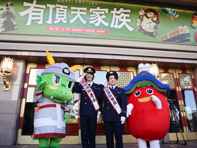 左より、東りゅうくん、濱田龍臣、中村鷹之資、みなみーな 鷹之資が京都・南座で一日消防署長に
