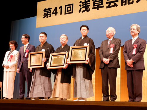 「第41回浅草芸能大賞」 左より、髙森喜美子台東区議会議長、服部征夫台東区長、神田伯山(奨励賞)、五街道雲助(大賞)、市川團子(新人賞)、水落潔、矢下薫公益財団法人台東区芸術文化財団理事長 團子が浅草芸能大賞新人賞受賞、東蔵が「スターの手型」顕彰