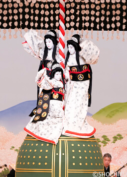 『京鹿子娘道成寺』左より、坂東玉三郎、尾上菊之助、八代目尾上菊五郎 歌舞伎座「團菊祭五月大歌舞伎」初日開幕