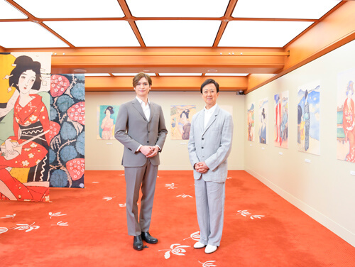 南座1階右ロビーにある竹久夢二「長崎十二景」複製パネル展示とともに。左より小波津亜廉、坂東玉三郎 南座「坂東玉三郎特別公演」初日開幕