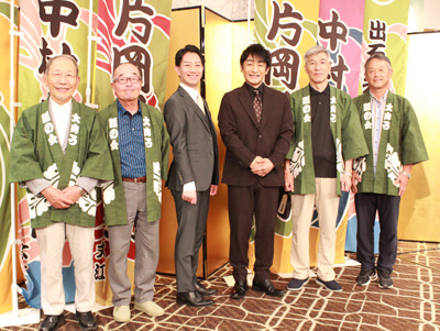 永楽館で大向うを担当する「鸛の会」の皆さんと。会場でも賑やかな大向うが飛び交いました 愛之助、壱太郎が語る「第十五回 永楽館歌舞伎」