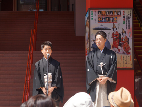 御園座「第五十一回 吉例顔見世」まねき上げ 左より、尾上菊之助、八代目尾上菊五郎 御園座「吉例顔見世」まねき上げに八代目菊五郎、菊之助が登場