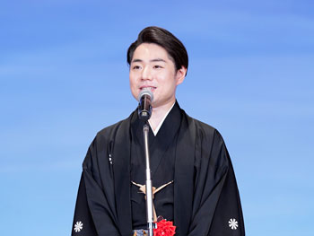 鷹之資が「松尾芸能賞 新人賞」を受賞