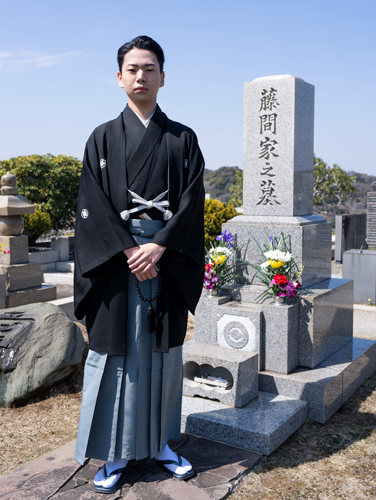 左近は曾祖父・二世尾上松緑、祖父・初世尾上辰之助(三世尾上松緑追贈)が眠る墓前で手を合わせました