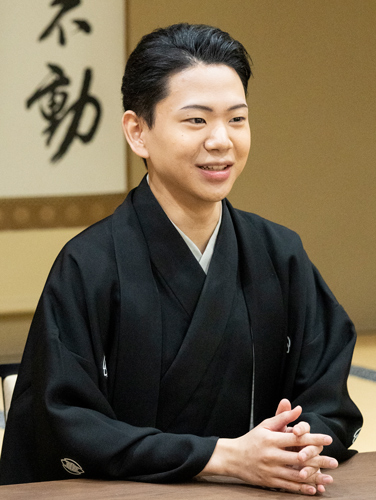 襲名披露を前に、左近が墓参