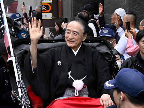 「大阪松竹座　御名残道頓堀お練り」の賑わい