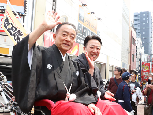 「大阪松竹座　御名残道頓堀お練り」の賑わい