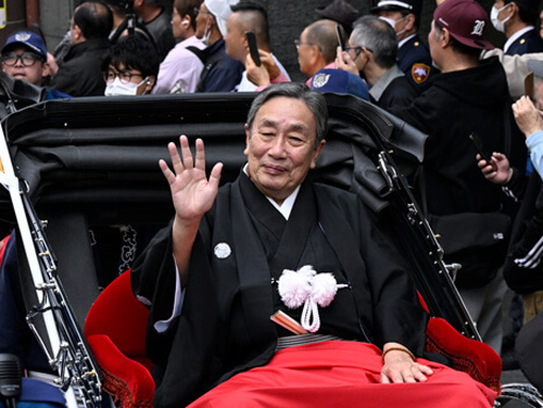 「大阪松竹座　御名残道頓堀お練り」の賑わい