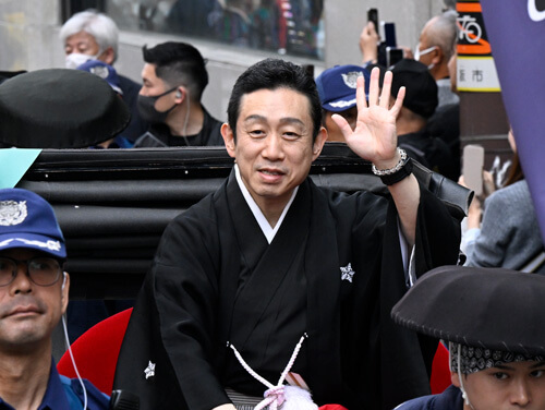 「大阪松竹座　御名残道頓堀お練り」の賑わい