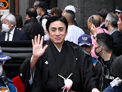 「大阪松竹座　御名残道頓堀お練り」の賑わい