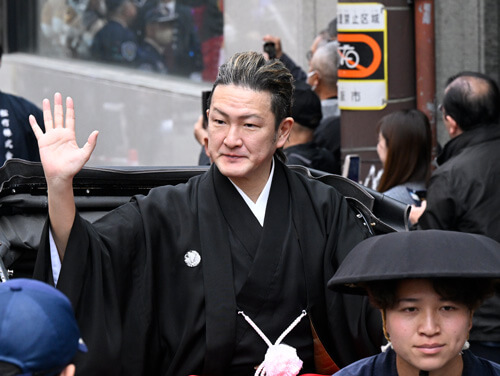 「大阪松竹座　御名残道頓堀お練り」の賑わい