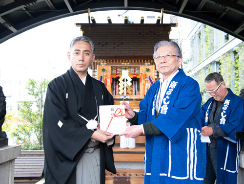團十郎が『助六由縁江戸桜』上演で豊洲の魚河岸会へ