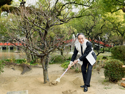 仁左衛門が『菅原伝授手習鑑』成功祈願で太宰府天満宮へ