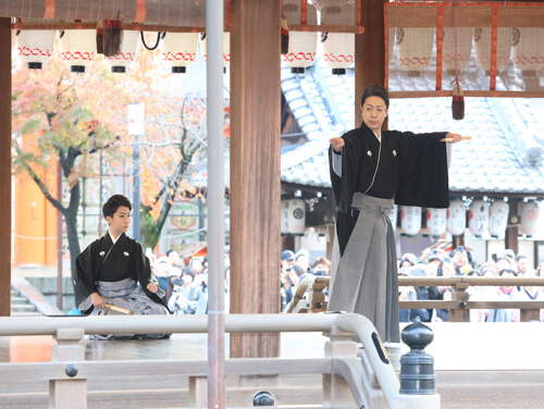 菊之助と丑之助が八坂神社で成功祈願法要、奉納舞『七福神』披露