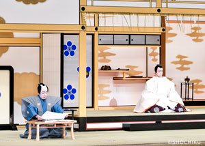 『菅原伝授手習鑑』「筆法伝授」左より、中村梅玉、片岡仁左衛門 歌舞伎座「二月大歌舞伎」初日開幕