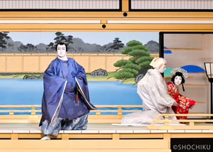 『菅原伝授手習鑑』「道明寺」左より、片岡仁左衛門、坂東玉三郎、片岡千之助 歌舞伎座「二月大歌舞伎」初日開幕