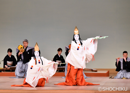 『二人静』 左より中村児太郎、坂東玉三郎 歌舞伎座「芸術祭十月大歌舞伎」初日開幕