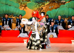 『連獅子』左より松本幸四郎、市川染五郎 歌舞伎座「吉例顔見世大歌舞伎」初日開幕